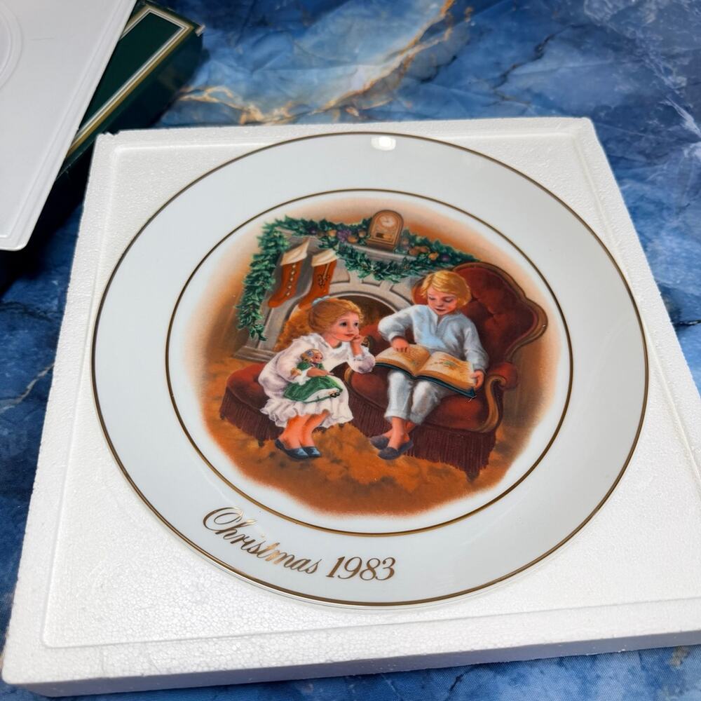 Christmas 1983 Avon plate NIB